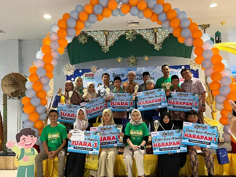 Para pemenang Festival Pelajar Sholeh Season 4 bersama Pemimpin Divisi Syariah Bank Nagari Heri Fitrianto di Plasa Andalas, Minggu (16/3/2025). IST