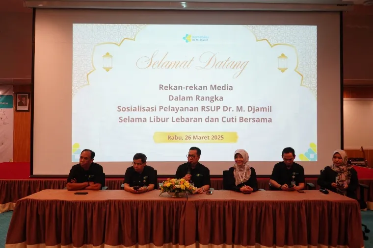 Direktur Utama RSUP Dr. M. Djamil Dr. dr. Dovy Djanas, Sp.OG, KFM, MARS, FISQua saat memberikan keterangan kepada wartawan, Rabu (26/3/25). IST
