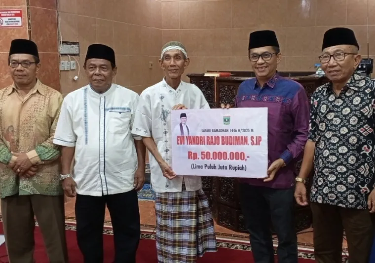 Wakil Ketua DPRD Sumbar Evi Yandri saat memberikan bantuan kepada pengurus Masjid Syariatul Ihsan, Sabtu malam (15/3/2025). IST