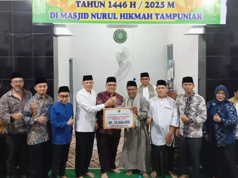 Ketua DPRD Sumbar, Muhidi serahkan bantuan untuk Masjid Nurul Hikmah Tampuniak, Nagari Pauah, Kecamatan Lubuk Sikaping, Kabupaten Pasaman, Sabtu malam (8/3/2025). IST