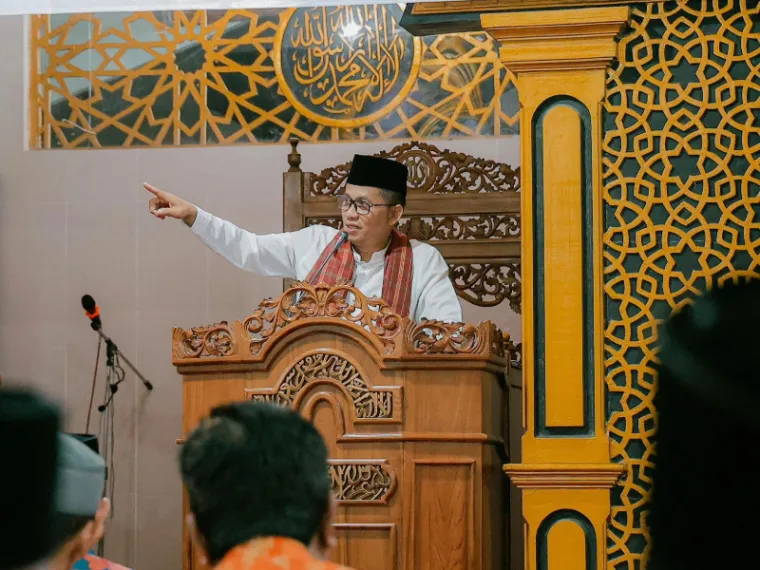 Wakil Ketua DPRD Sumbar, Evi Yandri Rajo Budiman saat berikan sambutan saat Safarii Ramadan di Masjid M Nur Kelurahan Andalas, Kecamatan Padang Timur, Kota Padang, Rabu malam (8/3/2025). IST