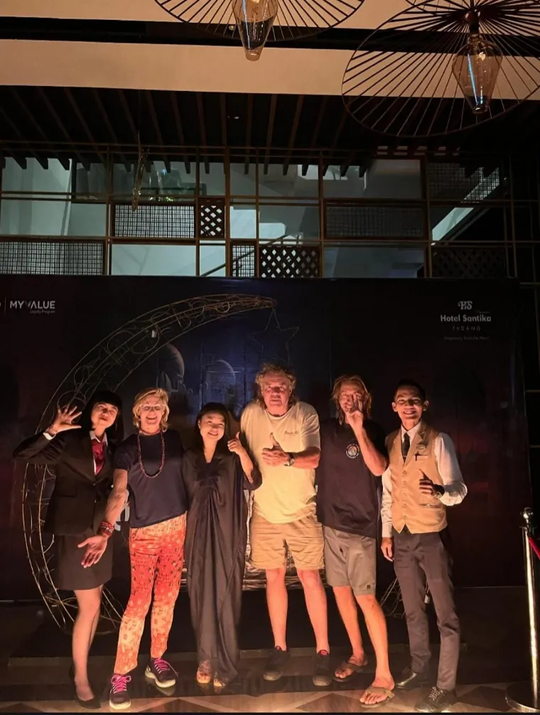 Hotel Santika Premiere Padang turut berpartisipasi dalam Earth Hour 2025. IST