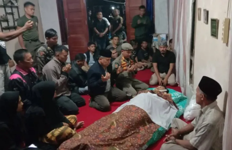 Kepala Satpol PP Sumbar, Irwan saat melayat ke rumah duka almarhum Rahmad Jonnadri, Rabu malam (12/3/2025). IST