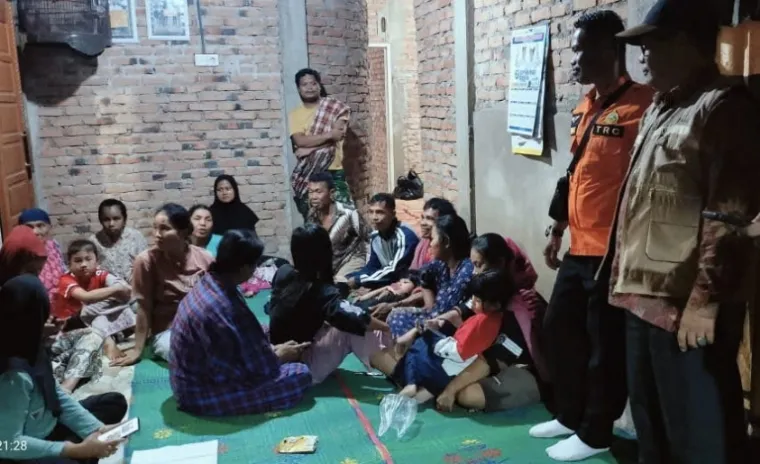 Warga yang diungsikan BPBD Kabupaten Pessel ke tempat aman pasca rumah mereka terdampak banjir di Kampung Tangah Rahul, Tapan, Rabu (12/3/2025). IST