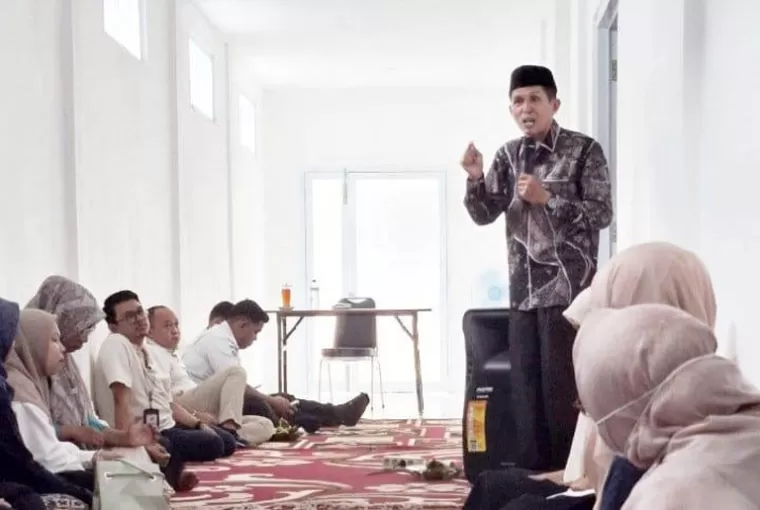 Ustadz Dedi Kurniadi saat memberikan tausiyah pada seluruh RSUD dr Sadikin Pariaman, Rabu (26/2/2025). IST