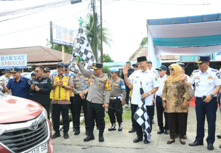 Kapolda Sumbar, Pol Gatot Tri Suryanta bersama Gubernur Mahyeldi resmi pemberlakukan sistem satu arah Padang-Bukittinggi dan sebaliknya, Jumat (28/3/2025). IST