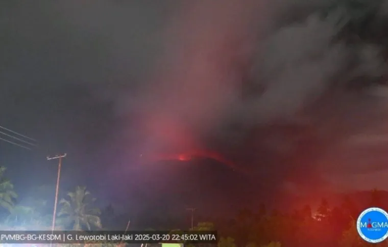 Penampakan erupsi Gunung Lewotobi Laki-laki di Kabupaten Flores Timur, NTT, Kamis malam (20/3/2025). IST erupsi Gunung Lewotobi Laki-laki di Kabupaten Flores Timur, NTT, Kamis malam (20/3/2025). IST