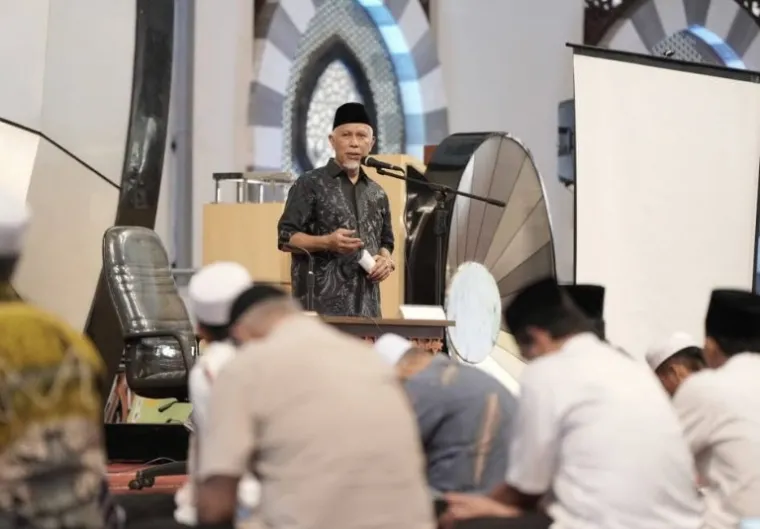 Gubernur Sumbar Mahyeldi saat ceramah di workshop yang diadakan IKADI Kota Padang di Masjid Raya Syekh Ahmad Khatib Al Minangkabawi, Sabtu (8/3/2025). IST