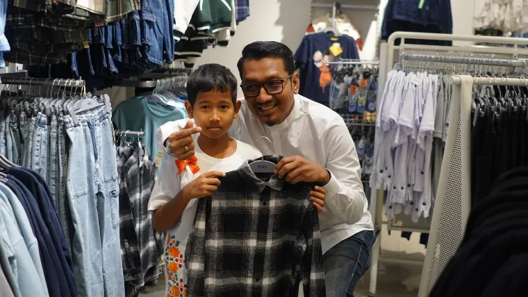 Vice President Consumer Business Area Sumatera, Mulya Budiman bersama anak salah satu panti asuhan saat belanja bersama di Max Fashion, Mal Living World Pekanbaru, Kamis (13/3/2025). IST
