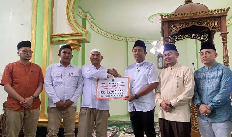 Wagub Sumbar, Vasko Ruseimy serahkan bantuan kepengurus Masjid Nurul Iman, Kelurahan Bukik Apik Puhun, Kecamatan Guguk Panjang, Kota Bukittinggi, Minggu (9/3/2025). IST