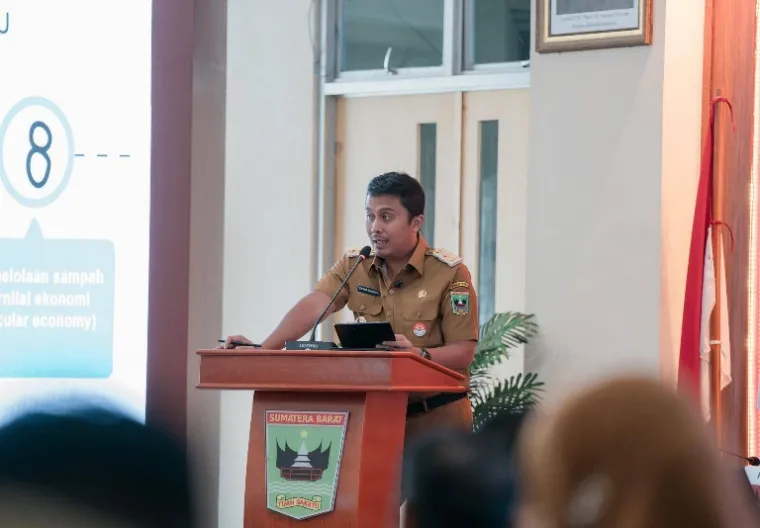 Wakil Gubernur Sumbar, Vasko Ruseimy beri arahan saat membuka rapat implementasi visi Sumbar 2025-2030, di Padang, Rabu (12/3/2025). IST