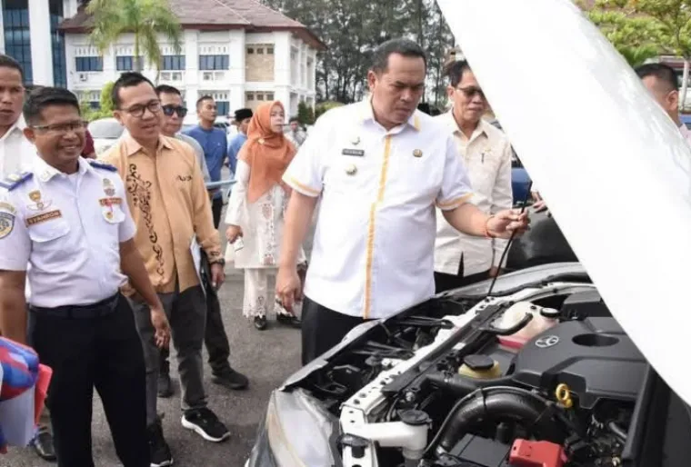 Wali Kota Pariaman, Yota Balad periksa kondisi kendaraan dinas milik pemko setempat, Senin (10/3/2025). IST