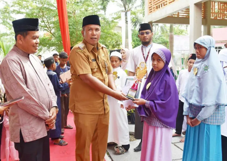 Wakil Wali Kota Pariaman, Mulyadi serahkan hadiah kepada pemenang pada lomba yang diadakan Yayasan Al Mughny, Selasa sore (25/02/2025). IST