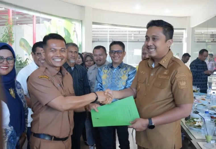 Wakil Gubernur Sumbar Vasko Ruseimy saat menerima dukungan salah satu pengurus Pengcab IPSI kabupaten kota, Senin (14/4/2025). IST
