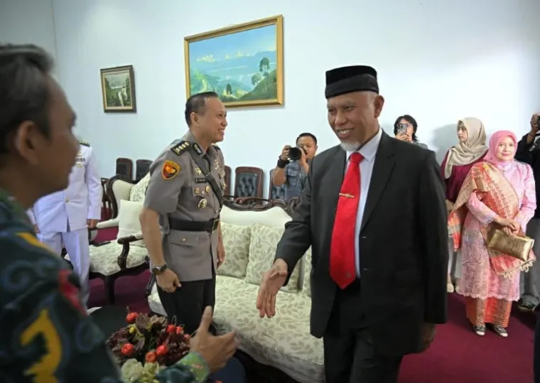 Gubernur Sumbar Mahyeldi Ansharullah saat menerima tamu di sela-sela pengukuhan Pjs Bupati Pasaman di Auditorium Gubernuran, Minggu (13/4/2025). IST