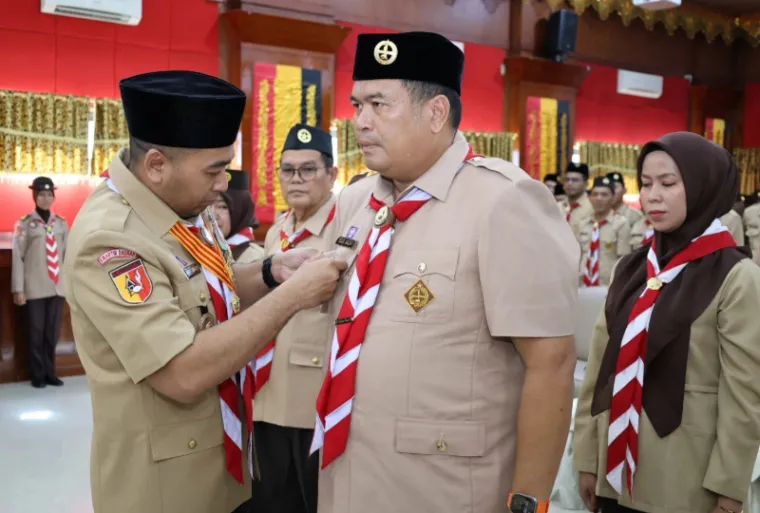 Terlihat Ketua Kwarda 03 Gerakan Pramuka Sumbar, Audy Joinaldi melantik Wali Kota Pariaman Yota Balad dan pengurus pembimbing Gerakan Pramuka Kota Pariaman, Jumat (18/4/2025). IST