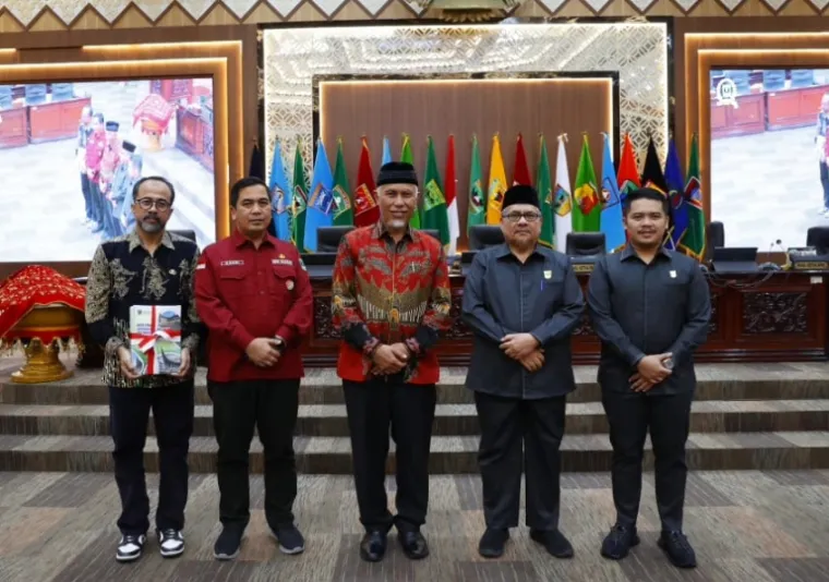 Ketua DPRD Sumbar, Muhidi bersama Gubernur Mahyeldi sesuai rapat paripurna pembentukan pansus LKPJ kepala daerah 2024 di gedung dewan ini, Kamis, (20/3/2025). IST