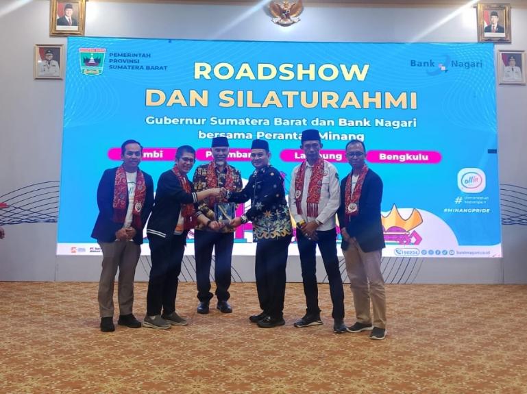 Komisaris Utama Bank Nagari Andri Yulika, Dirut Bank Nagari Gusti Candra dan Gubernur Sumbar Mahyeldi Ansharullah menyerahkan cenderamata saat roadshow ke Bengkulu. IST