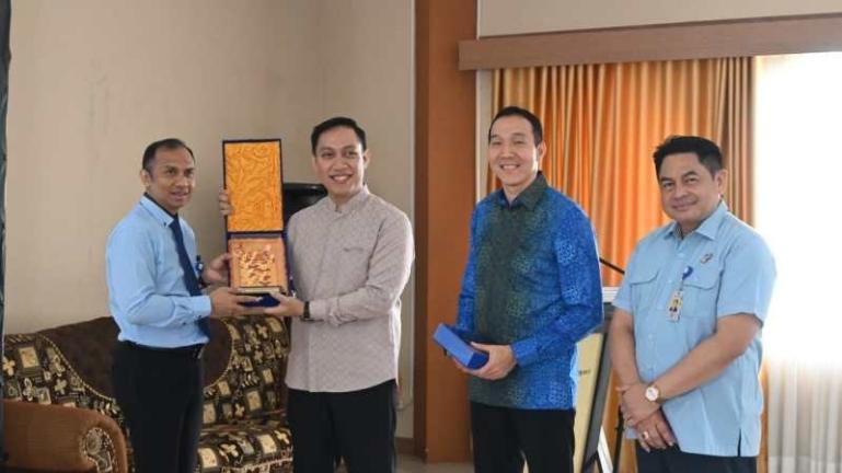 Pemimpin Divisi Dana dan Treasury Bank Nagari Henri Budiman menyerahkan cinderamata. IST
