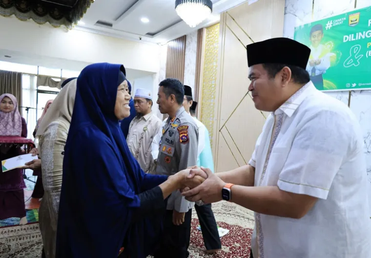 Wali Kota Pariaman, Yota Balad serahkan secara simbolis bantuan dari Baznas setempat untuk 1.055 orang mustahiq di kota itu,  Rabu (26/3/2025). IST