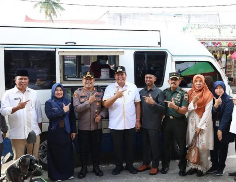 Wali Kota Pariaman Yota Balad, Wawako Mulyadi, dan lainnya saksikan BBPOM Padang uji sampel takjil dan makanan buka puasa di beberapa pasar di Kota Pariaman, Senin sore (10/3/2025). IST