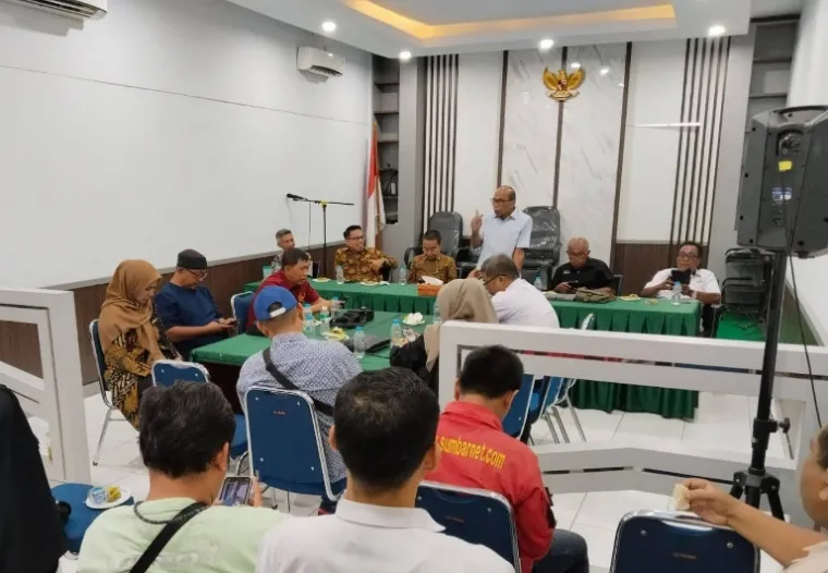 Pembina PJKIP Sumbar, Muhammad Nurnas berikan masukan tentang tugas dan tanggung jawab KI dan PJKIP saat Halal bi Halal yang diadakan KI Sumbar, Kamis siang (10/4/2025). IST