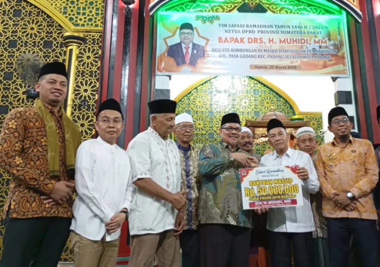 Ketua DPRD Sumbar, Muhidi dan rombongan saat Safari Ramadan di di Masjid Darussalam, Pemancungan, Padang Selatan, Kamis malam (20/3/2025). IST