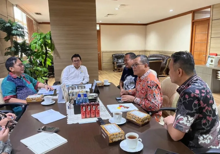Wali  Kota Pariaman, Yota Balad konsultasi dengan irjen Pelindungan Kebudayaan dan Tradisi Kementerian Kebudayaan, Restu Gunawan mengenai pendirian Museum Tabuik, di ruang kerja Dirjen,  Senin (21/4/2025). IST