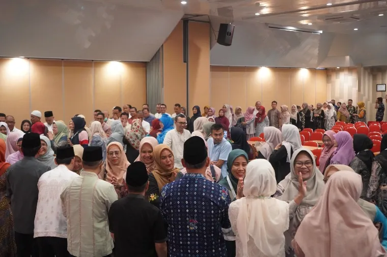 Direksi dan civitas hospitalia RSUP Dr. M. Djamil saling memaafkan saat Halalbihalal di Auditorium Lantai IV Gedung Administrasi dan Instalasi Rawat Jalan, Selasa (8/4/2025). Humas RSUP Dr. M. Djamil