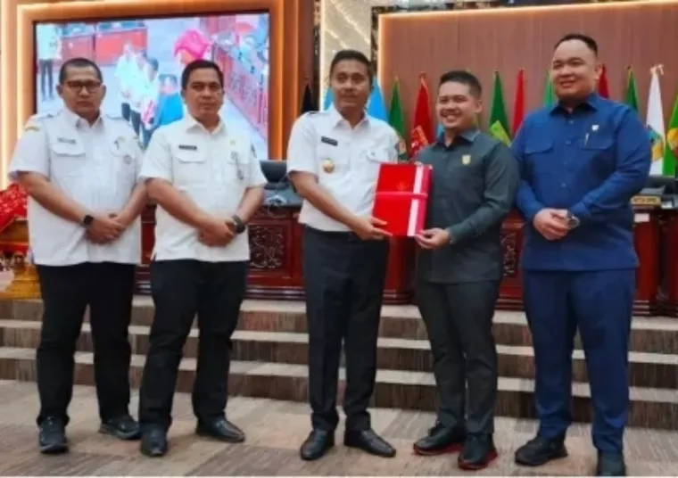 Wakil Gubernur Sumbar, Vasko Ruseimy serahkan dokumen berisikan nota pengantar rancangan awal RPJMD Sumbar tahun 2025--2029 kepada Wakil Ketua DPRD Sumbar, Iqra Chissa seusai rapat paripurna, Rabu siang (9/4/2025). IST