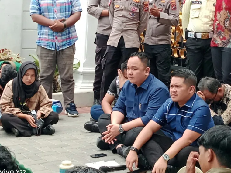 Terlihat dua pimpinan DPRD Sumbar, Muhammad Iqra Chissa dan Nanda Satria duduk bersama para mahasiswa saat menerima aspirasi mereka pada aksi aksi unjuk rasa menolak penetapan revisi UU TNI, Rabu (20/3/2025). IST