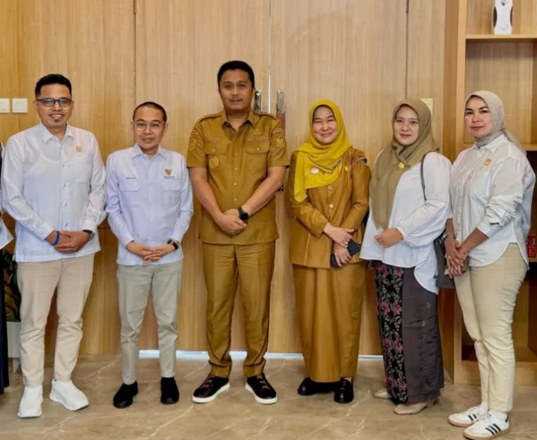 Wakil Gubernur Vasko Ruseimy bersama para komisioner KI Sumbar dan Kepala Dinas Kominfotik Sumbar, Siti Aisyah, Senin siang (21/4/2025). IST
