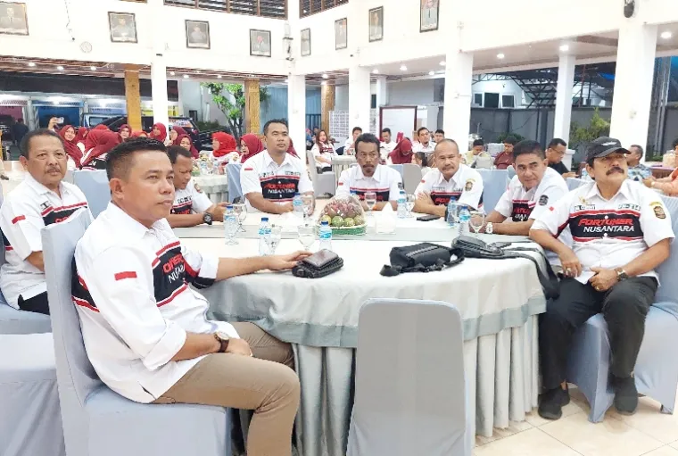 Anggota DPRD Kota Padang, Irwandi saat menjamu kedatangan rombongan ketua dan pengurus Fortuner Nusantara Korwil Riau, di Palanta rumah dinas Wali Kota Padang, Jumat malam (18/4/2025). (dok : arunala.com)