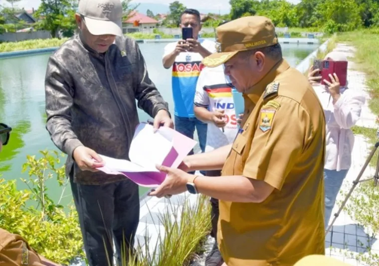 Wali Kota Pariaman, Yota Balad bersama anggota DPR RI asal Sumbar, Arisal Azis meninjau kondisi GOR Rawang yang bakal dijadikan hombase Josal Football Club (FC) Piaman, Senin siang (8/4/2025). IST