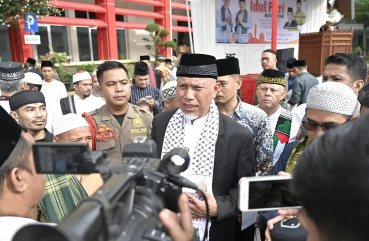 Gubernur Sumbar Mahyeldi Ansharullah bicarakan soal keselamatan penguna jasa transportasi dan pariwisata saat Lebaran 2025 ini di Padang. IST