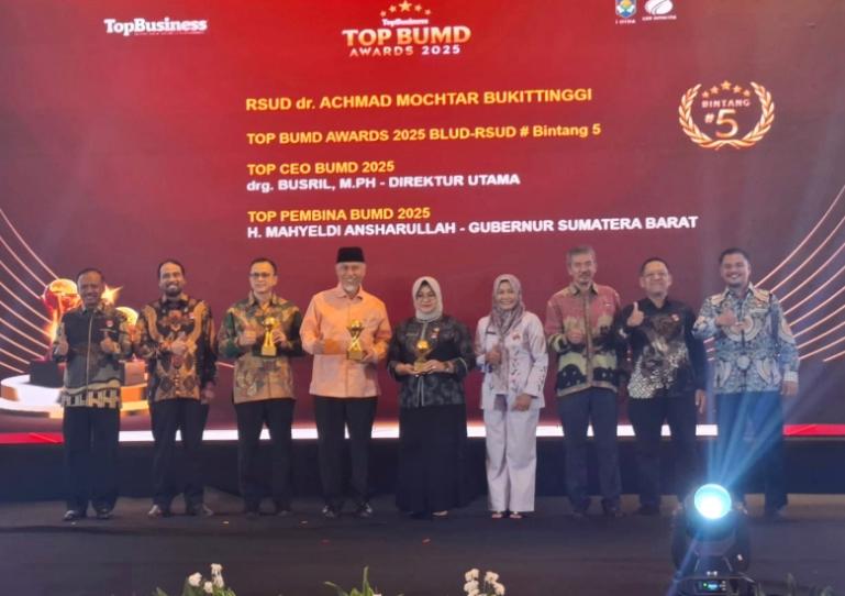 Gubernur Sumbar, Mahyeldi Ansharulah menerima penghargaan op Pembina BUMD Award 2025 dari Majalah Top Business di Jakarta, Senin (28/4/2025). IST