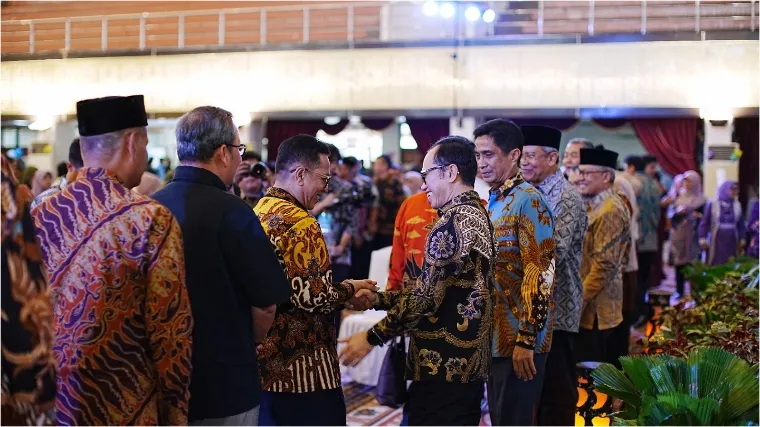 Rektor Unand Efa Yonnedi, PhD saling bermaafan dengan Dirut RSUP Dr. M. Djamil Dr. dr. Dovy Djanas, Sp.OG, KFM, MARS, FISQua saat Halalbihalal dan Festival Kuliner di Auditorium Unand, Rabu (9/4/2025). Humas Unand