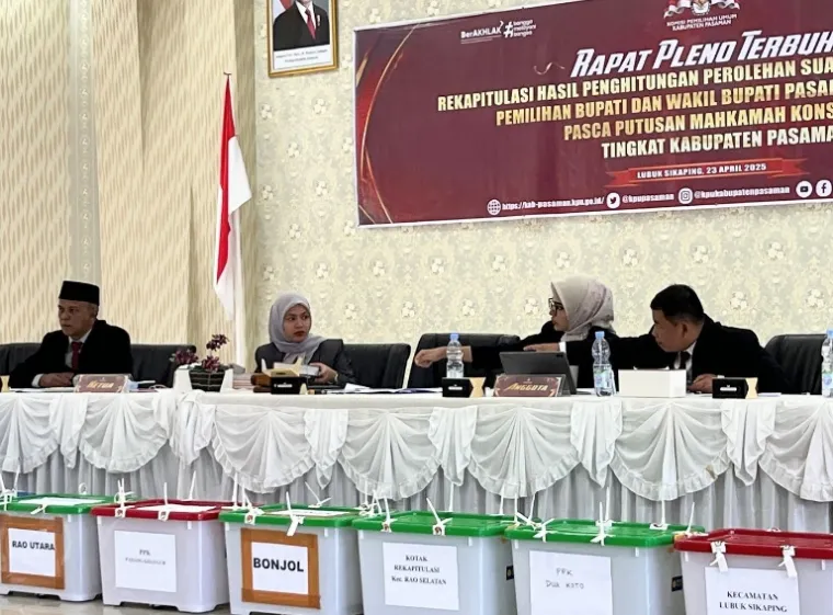Suasana KPU Pasaman melaksanakan rekapitulasi penghitungan suara PSU tingkat kabupaten di aula lantai 3 kantor Bupati setempat, Rabu (dok : bawaslu pasaman)