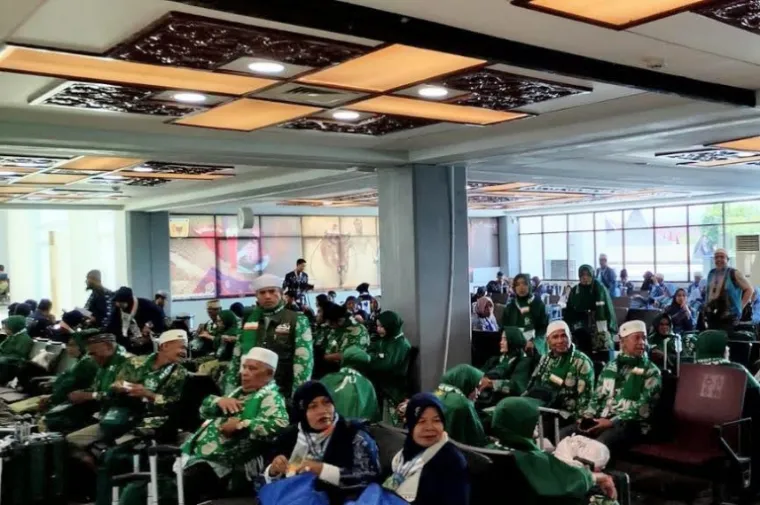 Suasana penumpang yang berada di ruang tunggu Bandaran di BIM, Padangpariaman. IST