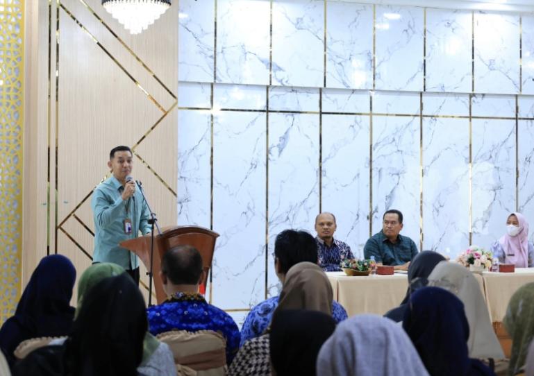 Wali Kota Pariaman, Yoda Balad dan peserta dengarkan paparan Kepala BPJS Kota Padang, Fauzi Lukman Wijaya saat sosialisasi BPJS Kesehatan kepada PPKBD dan PLKB se Kota Pariaman, Jumat (25/4/2025). IST