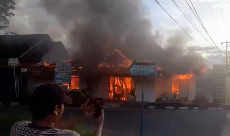 Kantor Lurah Kantor Kampung Jawa 1, Pariaman Tengah Kota Pariaman, saat dalam kondisi terbakar, Kamis sore (10/4/2025). IST
