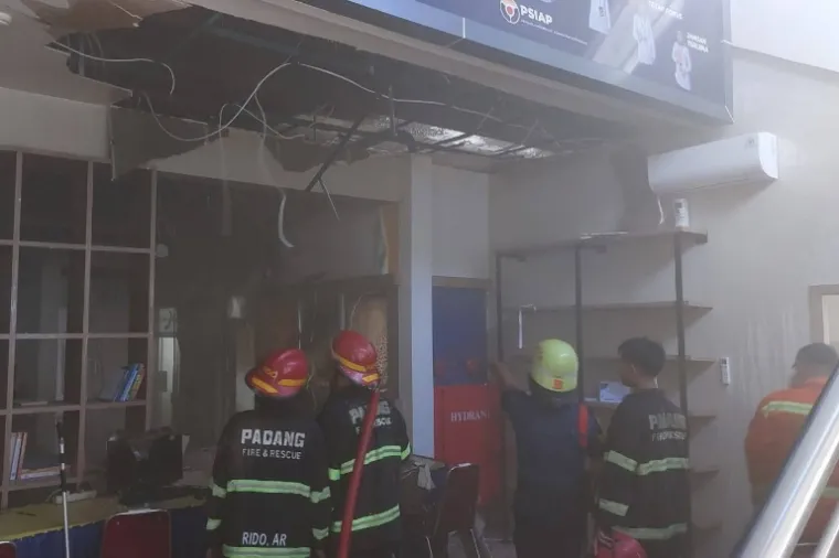 Petugas Damkar Padang lakukan pendingin pada salah ruang dari kantor Pajak Pramata Padang yang alami kebakaran, Minggu (20/4/2025). IST