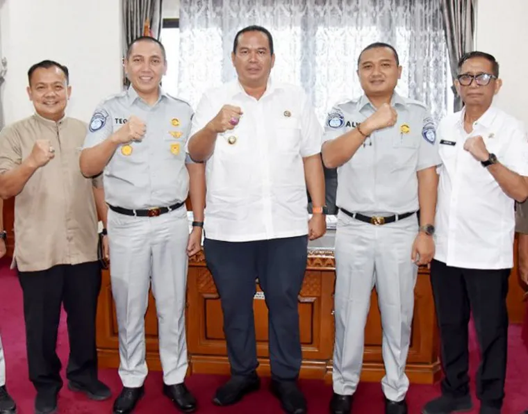 Wako Pariaman Yota Balad saat menyambub kehadiran Kakanwil PT Jasa Raharja Sumbar, Teguh Afriyanto dan rombongan di ruang kerjanya di Balaikota Pariaman, Rabu siang (12/3/2025). IST