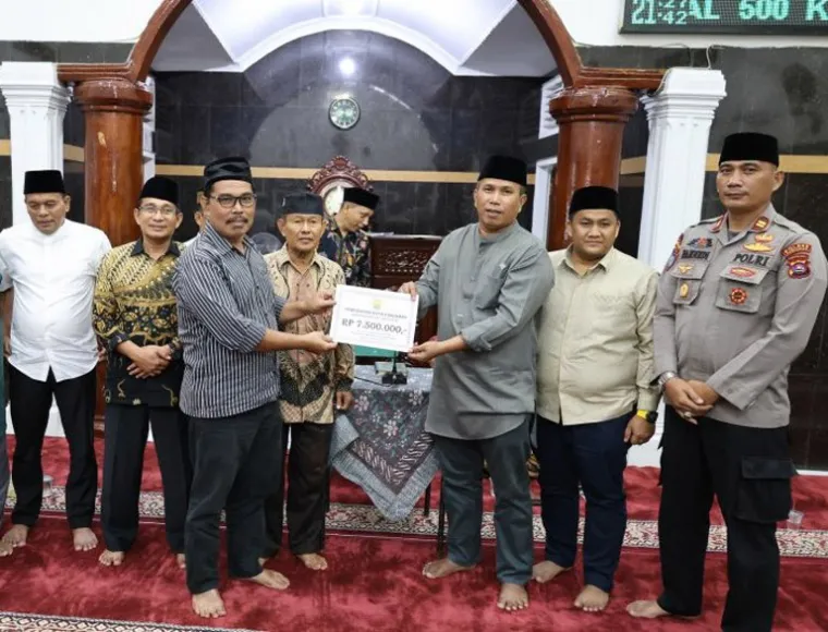 Wawako Mulyadi serahkan bantuan kepada pengurus Masjid An Nur, Desa Ampalu saat kunjungan safari Ramadan, Selasa malam(11/3/2025). IST