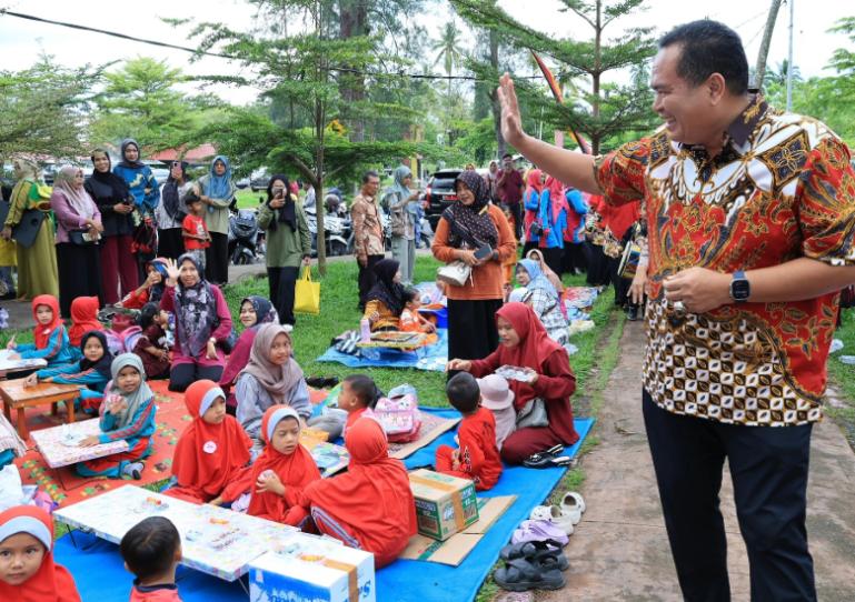 Wali Kota Pariaman, Yota Balad menyapa anak-anak PAUD yang ikut lomba Kolase saat peringati Hari Pendidikan Nasional 2025 di kota itu, Kamis (24/4/2025). IST