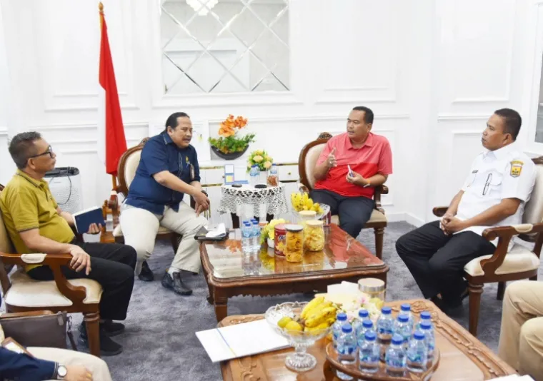 Rombongan  Kantor Pelayanan Pajak (KPP) Pratama Padang saat kunjungi Wali Kota Pariaman, Yota Balad, Rabu (16/4/2025). IST