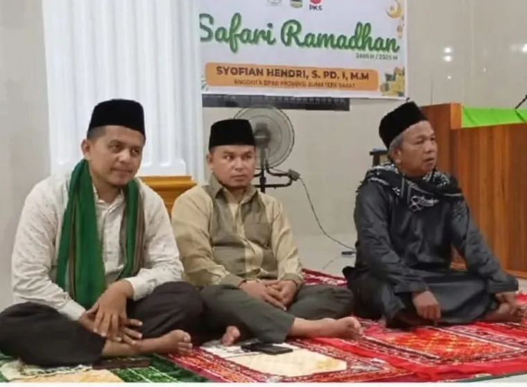 Anggota Komisi V DPRD Sumbar, Syofyan Hendri saat lakukan Safari Ramadan ke Masjid Al Ikhsan, Kunpar, Kecamatan Kamang Baru, Kabupaten Sijunjung, Jumat malam (21/3/2025). IST