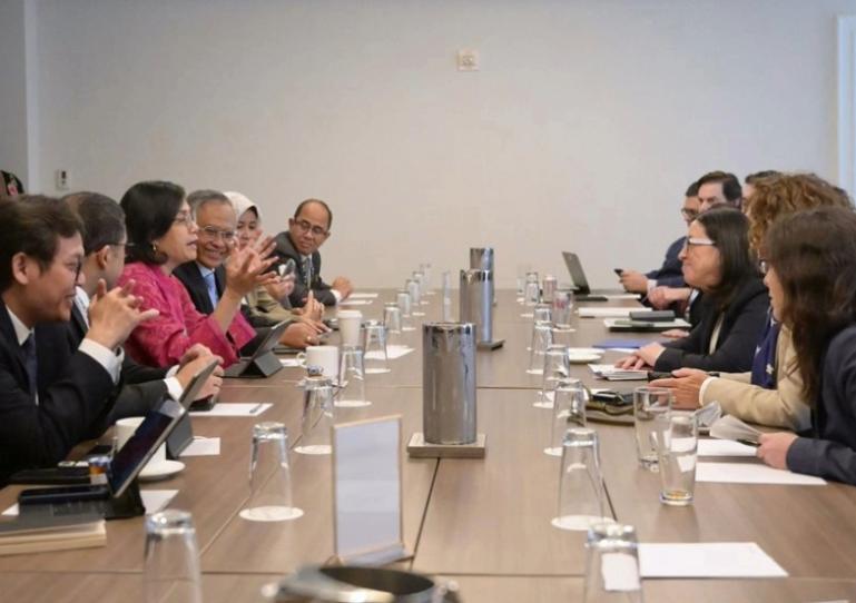 Menteri Keuangan RI, Sri Mulyani bertemu dengan Regional Vice President untuk Asia Timur dan Pasifik, Manuela V. Ferro di di Washington D.C., Amerika Serikat, Minggu (27/4/2025). (dok : www.kemenkeu.go.id)