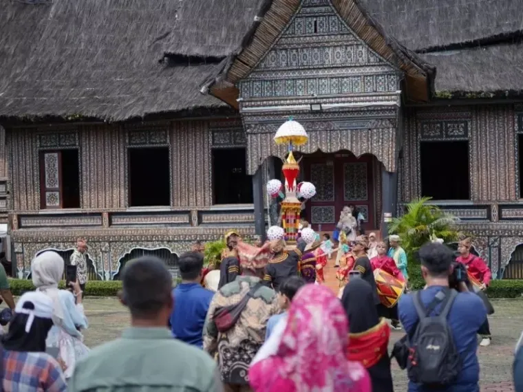 Penampilan Tabuik Piaman dan Tambua Tasa di halaman Anjungan Sumbar saat memeriahkan HUT TMII ke-50, Jakarta, Minggu (20/4/20025). IST