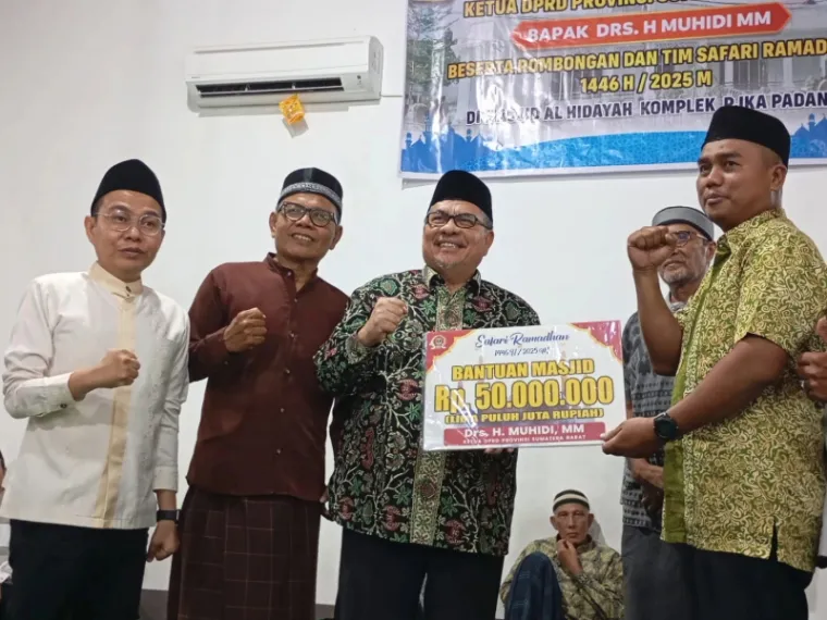 Ketua DPRD Sumbar, Muhidi serahkan bantuan kepada pengurus Masjid Al Hidayah, Kompleks PJKA, Kelurahan Sawahan, Kecamatan Padang Timur saat Safari Ramadan, Selasa malam (18/3/2025). IST